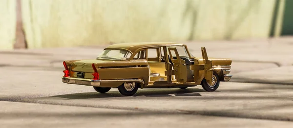Güneşli Bir Günde Gaz Model Bir Oyuncak Araba Arka Planı — Stok fotoğraf