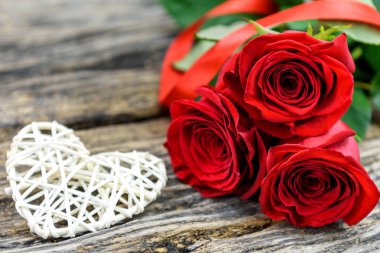 Kırmızı güller ve kalp. Sevgililer Günü