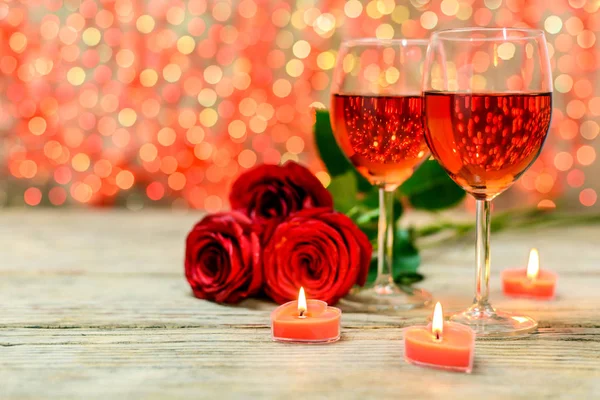 Келихи вина, троянди і запалені свічки — стокове фото