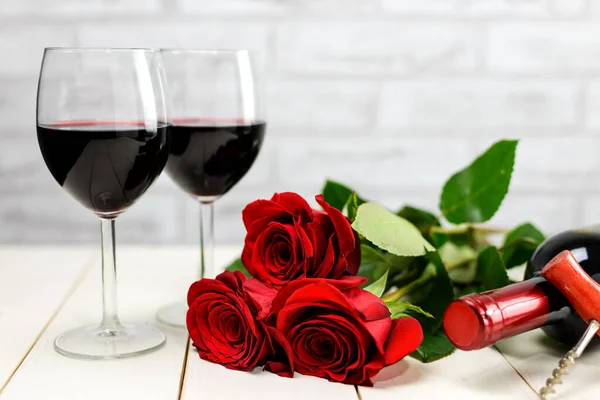 Una copa de vino, botella de vino y rosas —  Fotos de Stock