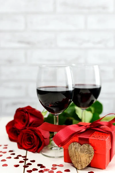 一杯葡萄酒、玫瑰和礼物 — 图库照片