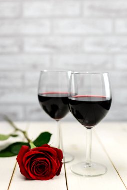 Bir kadeh şarap ve gül. 