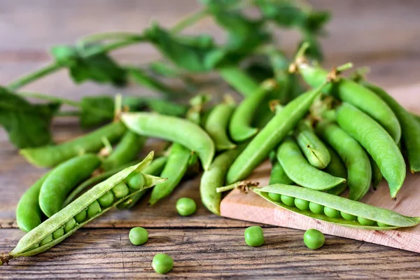 木の板に新鮮なエンドウ豆 選択的焦点 — ストック写真