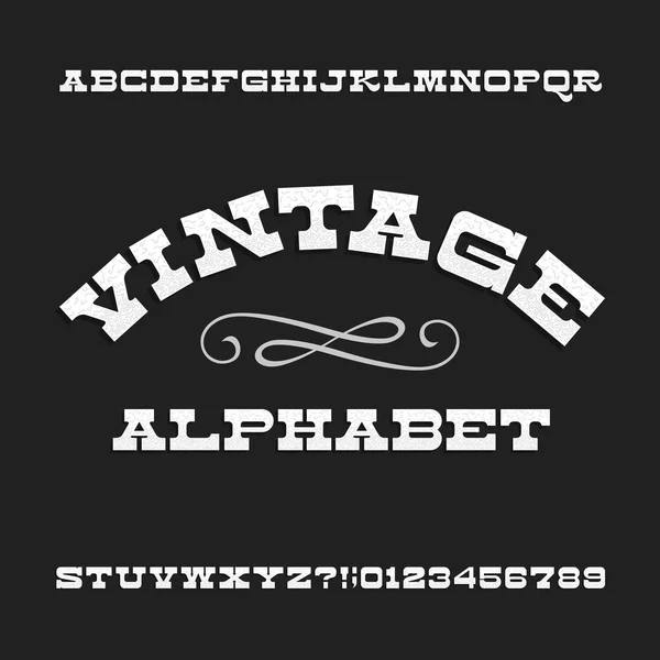 Vintage αλφάβητο. Ρετρό πλάκα serif γράμματα και αριθμούς. — Διανυσματικό Αρχείο