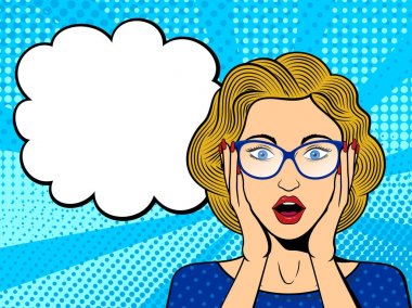 Pop art kadın yüzü açık ağız ile şaşırttı. Konuşma balonu ile bardaklarda komik sarışın kadın. Arka plan noktalı retro. Hisse senedi vektör çizim.
