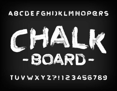 Tebeşir tahtası alfabesi yazı tipi. El çizimi serif harfler, sayılar ve semboller olmadan. Tasarımınız için stok vektör tipi.