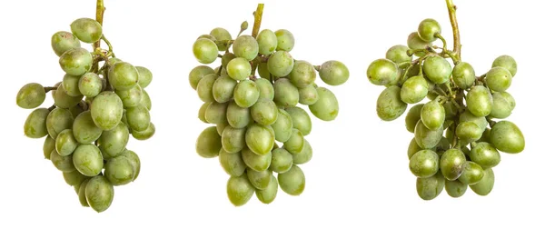 Um monte de uvas verdes não maduras. isolado em fundo branco — Fotografia de Stock