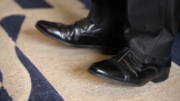 Homem flexionando sapatos novos em seus pés. close-up — Vídeo de Stock