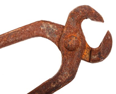 Paslı pense beyaz arka plan üzerinde izole parçası