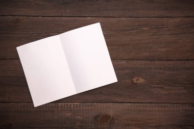 boş resim kağıdım ahşap arka plan üzerinde bir kitapçık