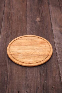 Yuvarlak ahşap kesme tahtası ahşap arka plan üzerinde