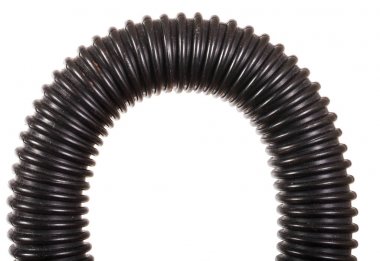 izole beyaz zemin üzerine siyah oluklu boru