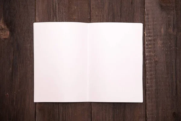 Broszura z pustymi arkuszami papieru na podłoże drewniane — Zdjęcie stockowe