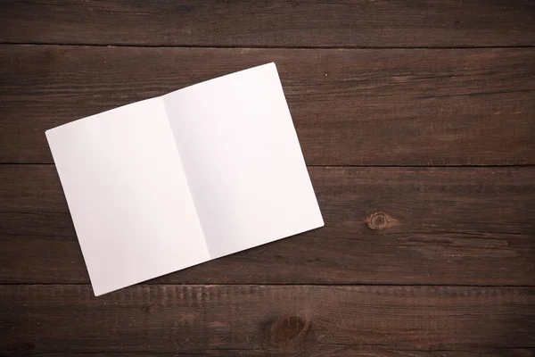 Booklet aus leerem Papier auf hölzernem Hintergrund — Stockfoto