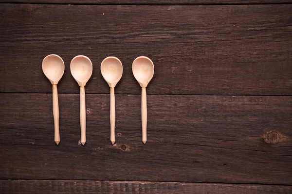 Houten lepels op een houten achtergrond — Stockfoto