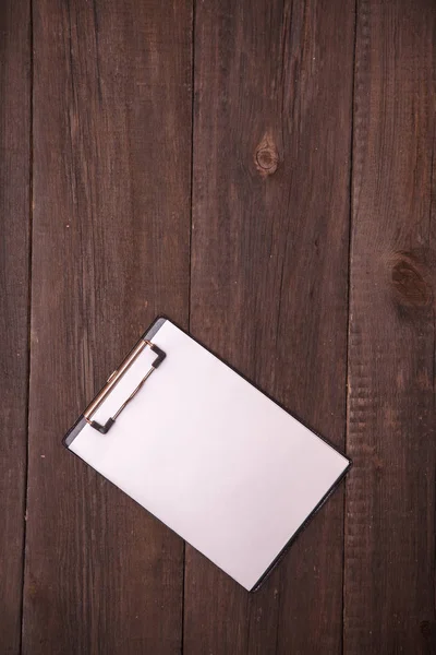 Kunststof tablet papier op een houten achtergrond — Stockfoto