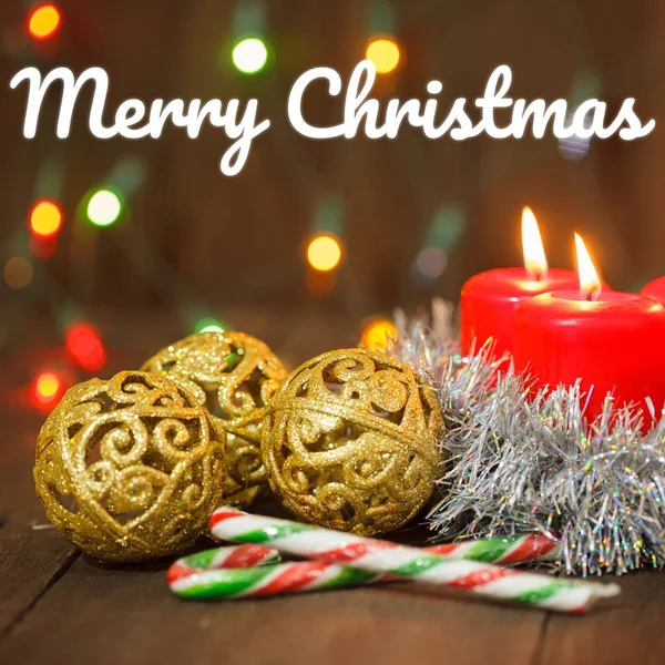 Tři hořící svíčky a zlaté kuličky. Vánoční zátiší. GR — Stock fotografie