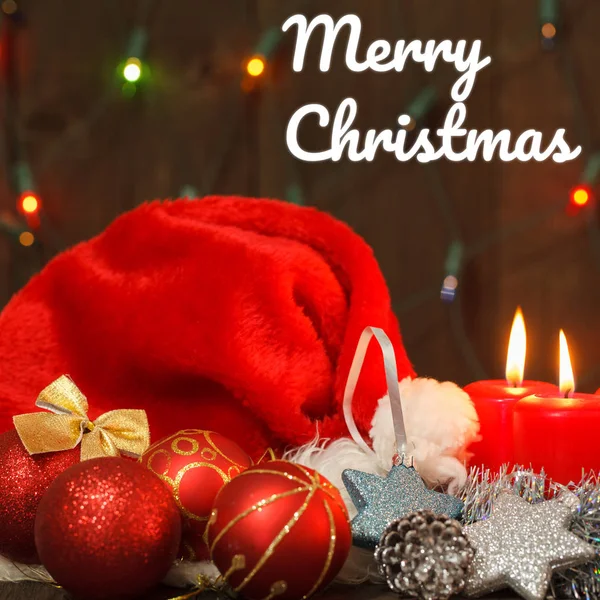Tři hořící svíčky a Santa klobouky. Vánoční pozadí. Gree — Stock fotografie