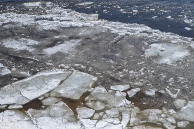 kırık buz Nehri üzerinde. erken bahar