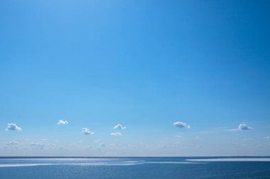 mavi gökyüzü karşı beyaz cumulus bulutları. arka plan