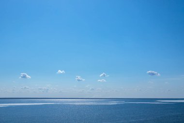 mavi gökyüzü karşı beyaz cumulus bulutları. arka plan