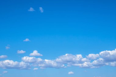 mavi gökyüzü karşı beyaz cumulus bulutları. arka plan