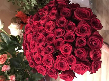 Şenlikli bir güzel gül buketi