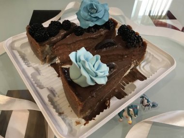 Çilek ve çikolata ile güzel pasta