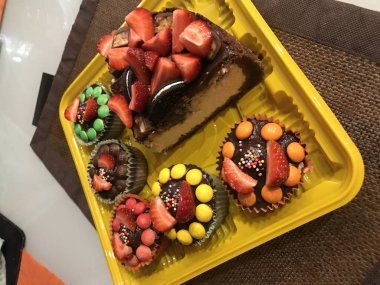 Çilek ve çikolata ile güzel pasta