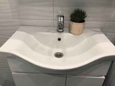 Banyo odasının içinde nefis bir tencerede sulu.