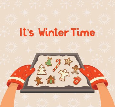 Noel ev yapımı gingerbread çerezleri arka plan ile fırın tepsisi