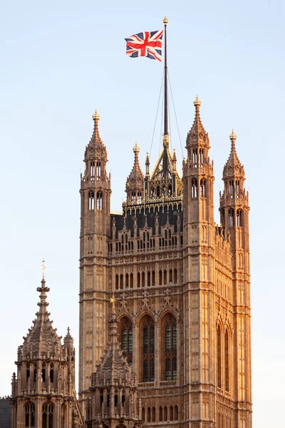 Westminster Victoria kule üzerinde uçan İngiliz bayrağı — Stok fotoğraf