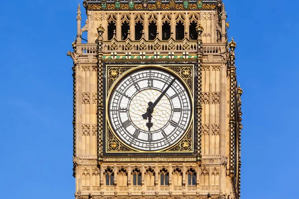 Nahaufnahme von Big Ben 's Zifferblatt mit einem klaren blauen Himmel dahinter — Stockfoto