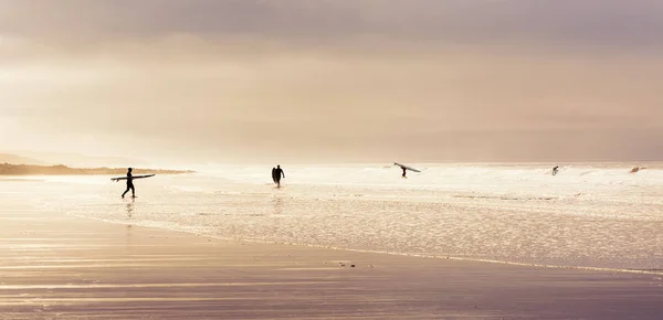 Surfeurs sur la plage de Rest Bay — Photo