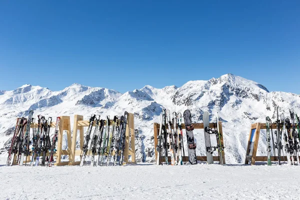 Esquís en un estante frente a un restaurante de montaña en Obergurgl —  Fotos de Stock