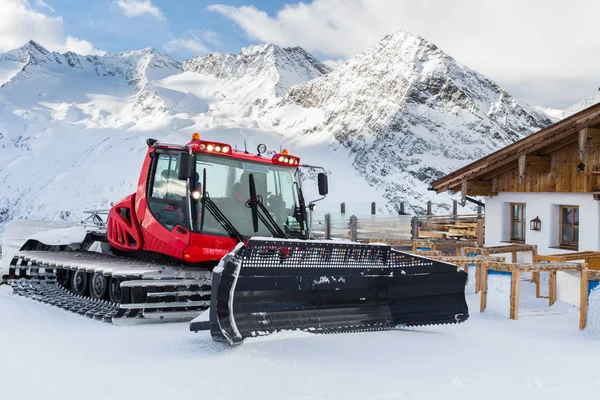 Sneeuw Groomer buiten een bergrestaurant — Stockfoto