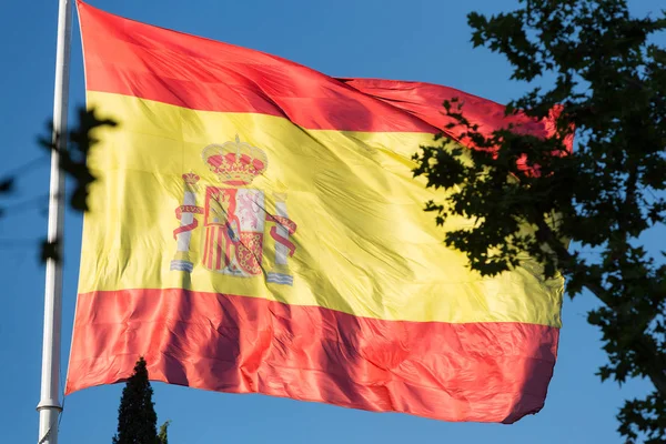 Nagy spanyol zászló, repülő, Madrid — Stock Fotó