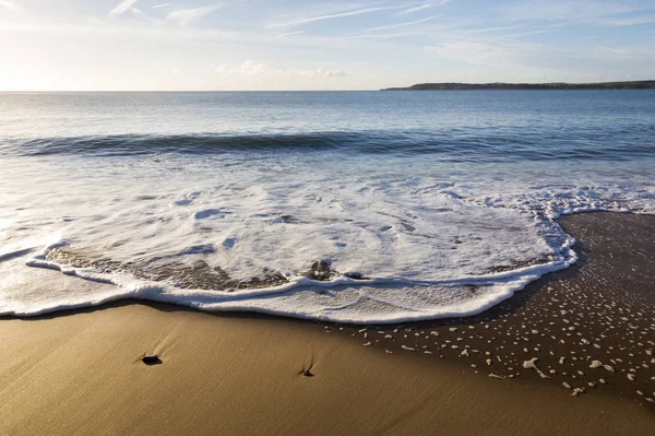 Волны разбиваются на пляж Тенби — стоковое фото