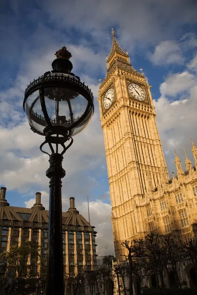 Big Ben und verzierte Lampe in Westminster, London — Stockfoto