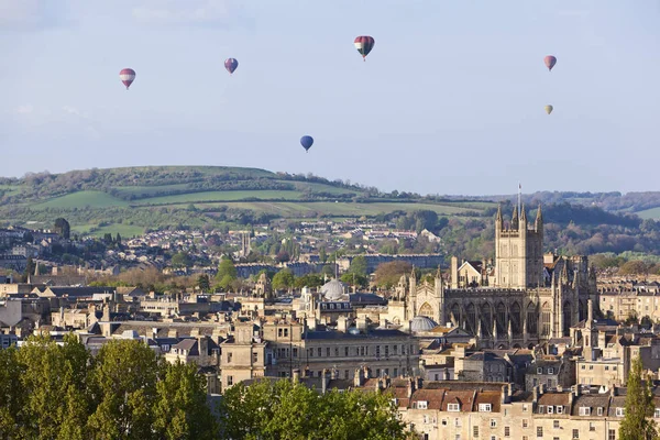Hete lucht ballonnen over stad Bath — Stockfoto