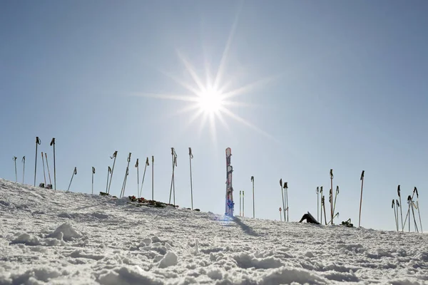 Bastones de esquí a la luz del sol — Foto de Stock