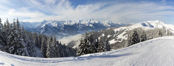 Panoramatické zimní pohled z rakouských Alp pohledu ze sjezdovky — Stock fotografie