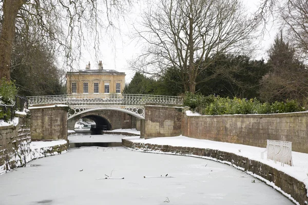 Mrożone Canal w Sydney ogrody, Bath, Wielka Brytania — Zdjęcie stockowe