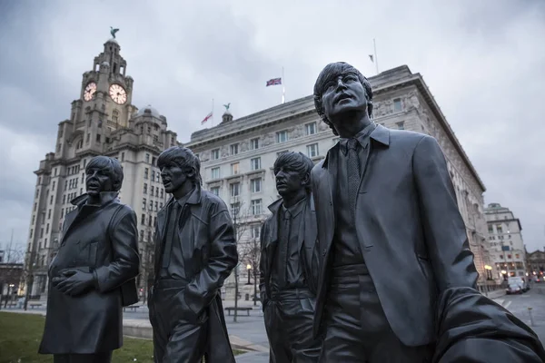 Zbliżenie na outsie posągi Beatles Royal Liver Building — Zdjęcie stockowe