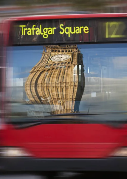 Ônibus de Londres com Big Ben refletido na janela — Fotografia de Stock