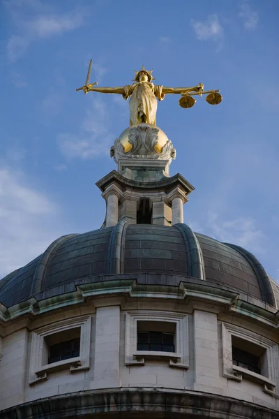 Seção superior da cúpula e estátua de justiça senhora no velho Ba — Fotografia de Stock