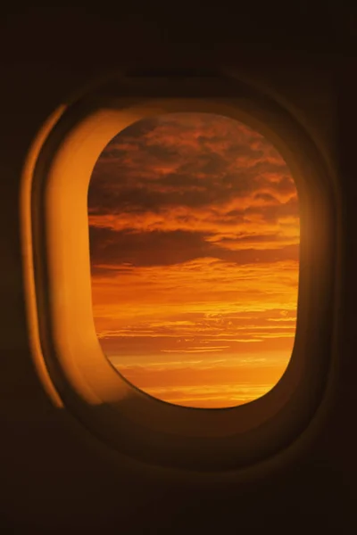 Vista roja rica del atardecer fuera de ventana plana —  Fotos de Stock