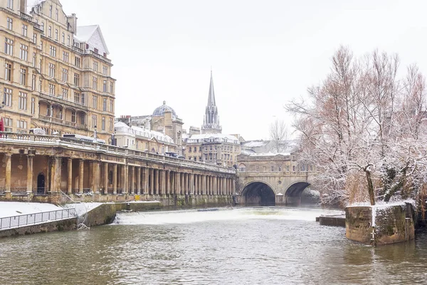 Vista invernale di Great Pulteney Bridge e Weir a Bath, Inghilterra — Foto Stock