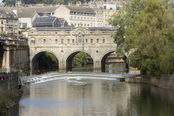 Pulteney Bridge and Weir Bathban, Angliában — Stock Fotó