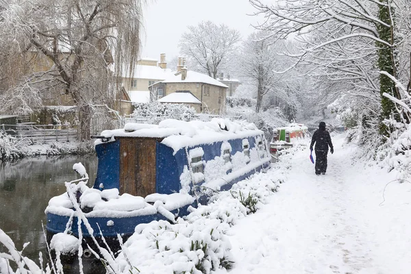 Femme marchant sur le sentier de remorquage hivernal à Bath, Angleterre — Photo